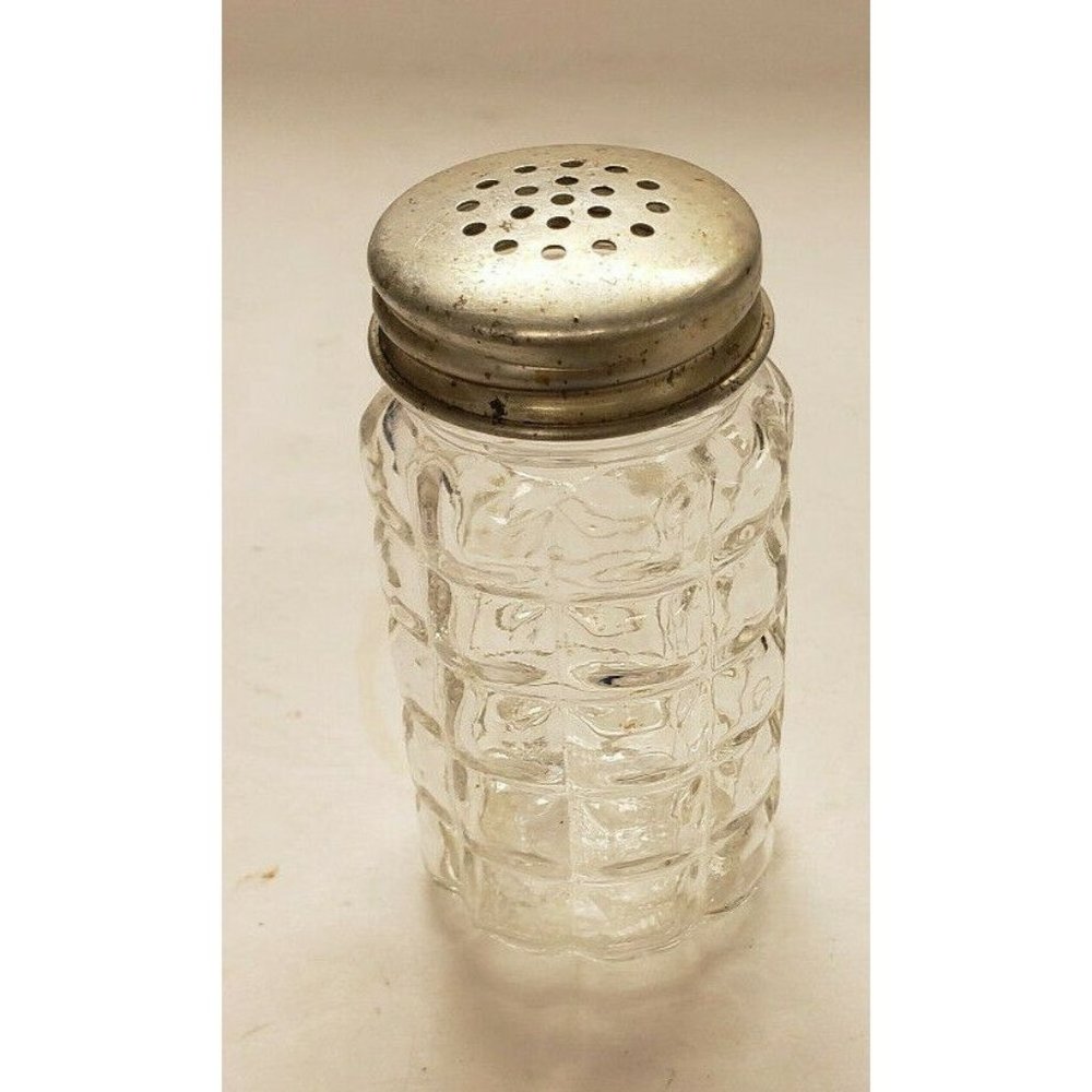 Salt Shaker, vintage, Clear Glass w metal lid, Bottom marked "USA" "8" VG (G170)